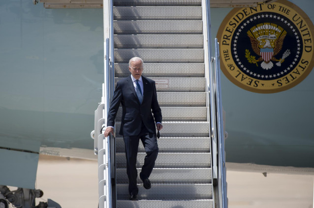 El presidente de EEUU, Joe Biden, baja por las escaleras de su avión Air Force One, a su llegada a la base aérea de Torrejón de Ardoz, a 28 de junio de 2022, en Torrejón de Ardoz, Madrid (España). Biden ha llegado a España en su avión Air Force One, blind