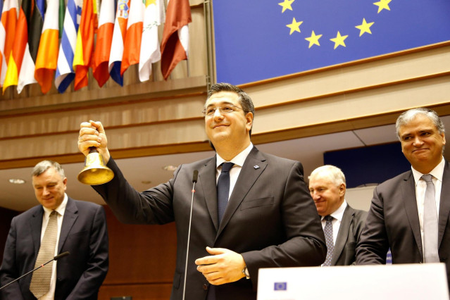El expresidente del CDR Apostolos Tzitzikostas dona un olivo para 