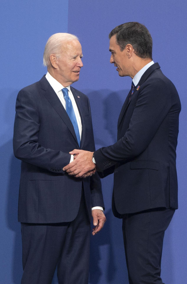 El presidente de EEUU, Joe Biden (i), y el presidente del Gobierno, Pedro Sánchez, conversan a su llegada al comienzo de la Cumbre de la OTAN 2022 en el Recinto Ferial IFEMA MADRID