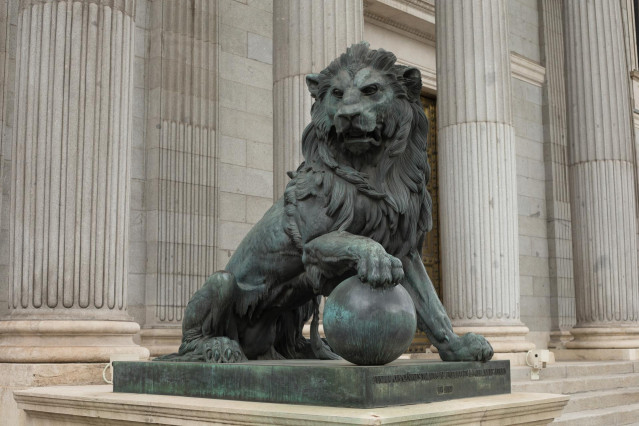 Archivo - Estatua de un león en la entrada del Congreso