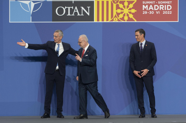 (I-D) El secretario general de la OTAN, Jens Stoltenberg; el presidente de Letonia, Egils Levits; y el presidente del Gobierno, Pedro Sánchez
