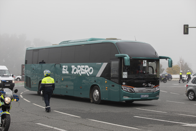 Archivo - Un autocar estacionado