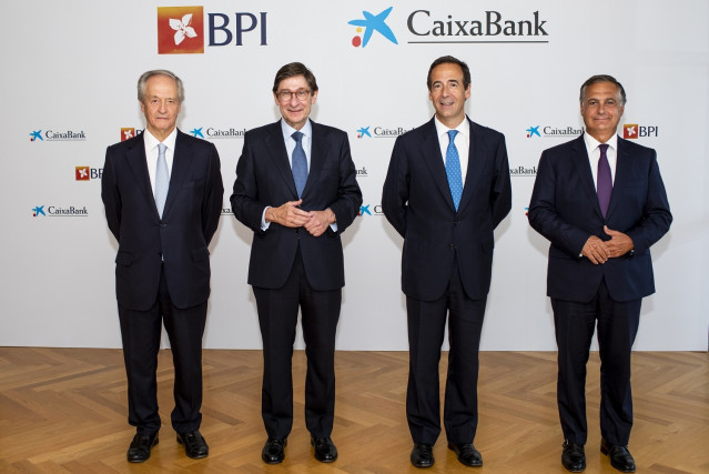 Fernando Ulrich, presidente de BPI, José Ignacio Goirigolzarri, presidente de CaixaBank, Gonzalo Gortázar, consejero delegado de CaixaBank, y João Pedro Oliveira e Costa, consejero delegado de BPI
