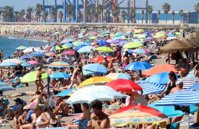 Archivo - Bañistas y turistas disfrutan de un día en la playa de La Malagueta,  a 05 de agosto 2021 en Málaga (Andalucía)