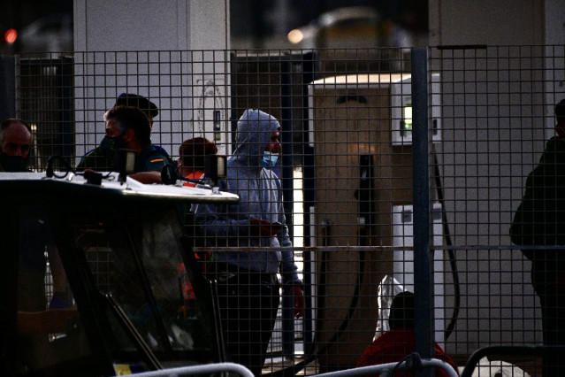 Archivo - Migrantes son atendidos por un agente de la Guardia Civil y una voluntaria de Cruz Roja, a 15 de septiembre de 2021, en Ceuta (España).