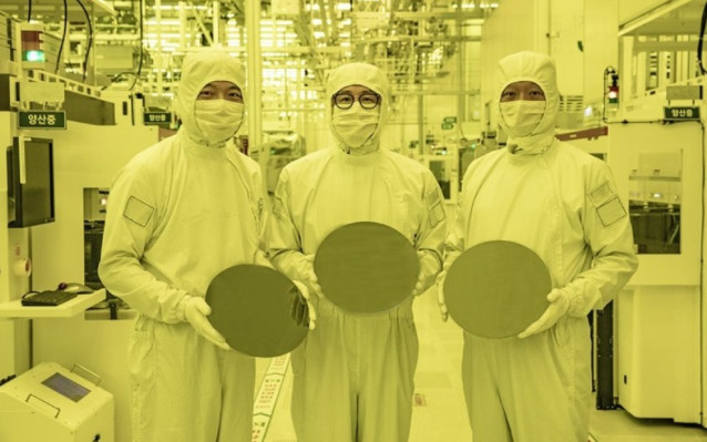 Directivos de la compañía sosteniendo obleas de 3nm en la línea de producción del campus de Samsung Electronics Hwaseong