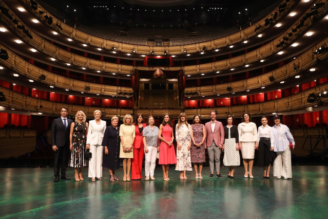 La Reina Letizia y los acompañantes de los líderes de la OTAN durante la visita al Teatro Real