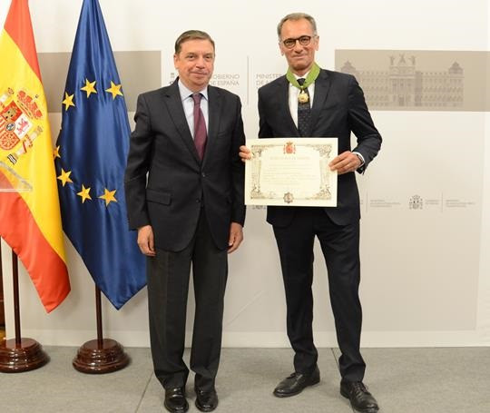 El ministro de Agricultura, Pesca y Alimentación, Luis Planas, y el consejero de Agricultura y Pesca de la Embajada de Francia en España, Jérôme Frouté en Madrid, a 30 de junio de 2022.