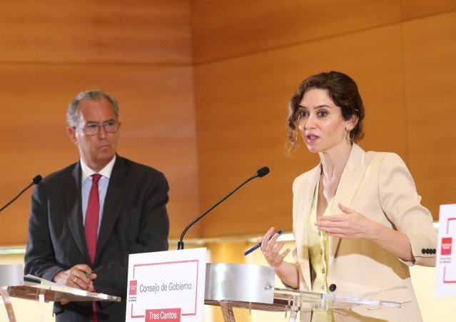 La presidenta de la Comunidad de Madrid, Isabel Díaz Ayuso, junto al vicepresidente y consejero de Educación, Enrique Ossorio. Archivo.