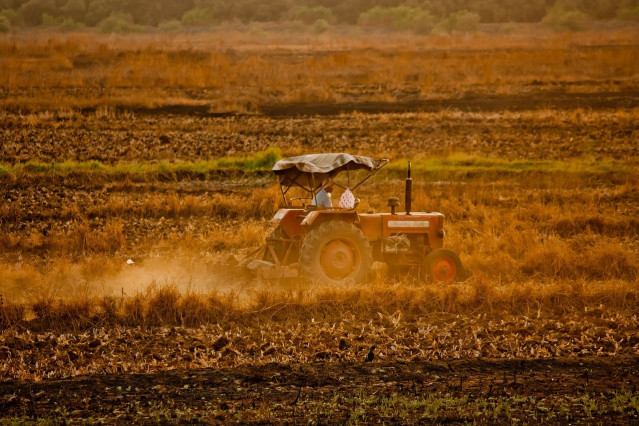 Archivo - Foto de archivo de tractor trabajando en el campo.