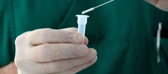 Archivo - Personal sanitario practica una prueba de detección del coronavirus.