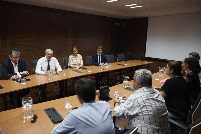 El consejero de Economía, Conocimiento, Empresas y Universidad, Rogelio Velasco, junto al viceconsejero de Presidencia, Antonio Sanz, mantienen una reunión con trabajares de la empresa energética sevillana Abengoa, a 30 de junio de 2022 en Sevilla (Andalu