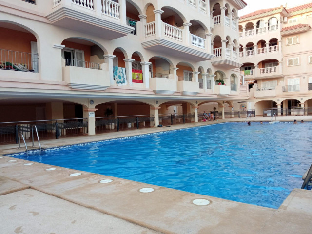 Archivo - Piscina comunitaria en una urbanización de Almería de archivo