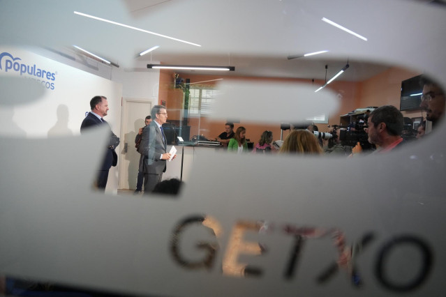 El presidente del PP, Alberto Núñez Feijóo, comparece en la sede del PP de Getxo para comparecer, a 30 de junio de 2022, en Getxo, Bilbao, Vizcaya, País Vasco (España).  Después de visitar la sede del PP, Feijóo se reúne con el Círculo de Empresarios Vasc