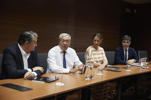 El consejero de Economía, Conocimiento, Empresas y Universidad, Rogelio Velasco, junto al viceconsejero de Presidencia, Antonio Sanz, mantienen una reunión con trabajares de la empresa energética sevillana Abengoa