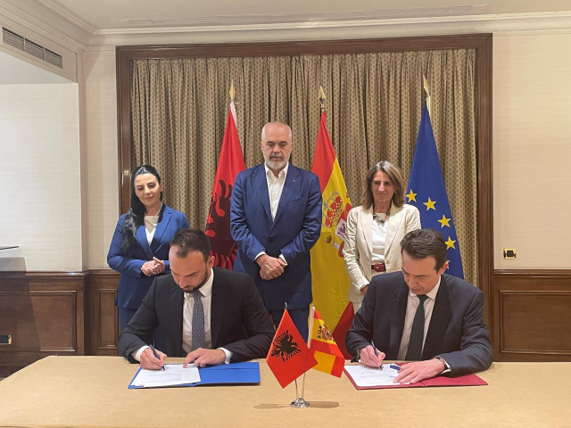 De izquierda a derecha y de arriba a abajo: Belinda Balluku, Ministra de Energía e Infraestructuras de Albania; Edi Rama, Primer Ministro de Albania; Teresa Ribera, Vicepresidenta y Ministra para la Transición Ecológica y el Reto Demográfico; Arber Avrami