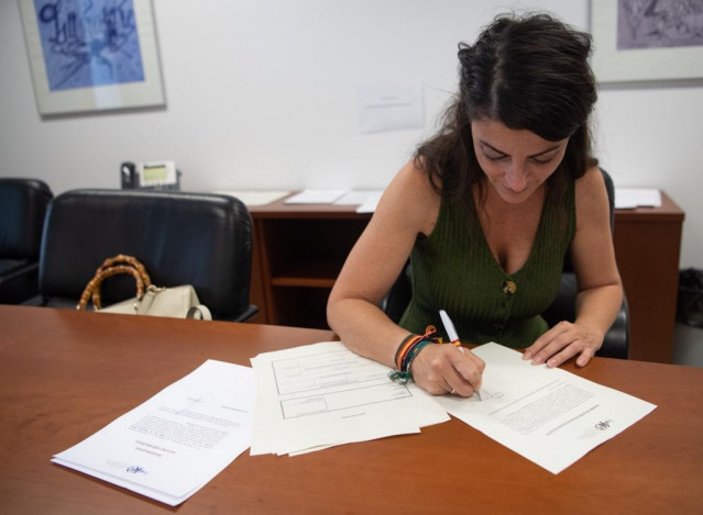 Macarena Olona firma su acta como diputada en el Parlamento de Andalucía, este jueves