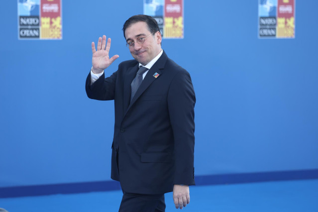 El ministro español de Asuntos Exteriores, José Manuel Albares, saluda a su llegada a la segunda y última jornada de la Cumbre de la OTAN 2022 en el Recinto Ferial IFEMA MADRID, a 30 de junio de 2022, en Madrid (España).