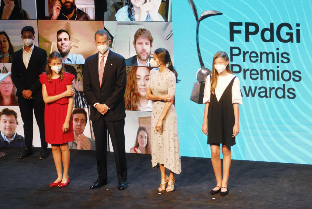 Archivo - Los Reyes, Felipe VI y Letizia, la princesa de Asturias y de Girona y la Infanta Sofía durante la ceremonia de entrega de los Premios Fundación Princesa de Girona 2020 y 2021 en Caixaforum