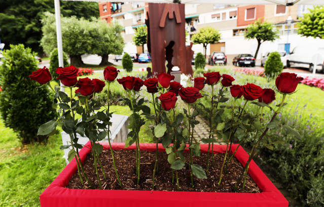Archivo - Conjunto de rosas que simbolizan un acto de homenaje a Sotero Mazo Figueroa y Miguel Ángel Blanco Garrido, asesinados por ETA