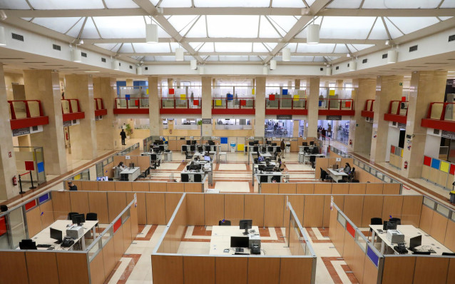 Archivo - Varios empleados trabajan en una oficina de la Agencia Tributaria un día antes de que dé comienzo el inicio por internet de la Campaña de la Renta 2021, en una oficina de la Agencia Tributaria, a 5 de abril de 2022, en Madrid (España). La Campañ