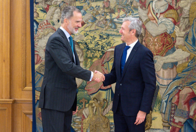 El Rey Felipe VI (i) recibe en audiencia al presidente de la Xunta de Galicia, Alfonso Rueda Valenzuela, en el Palacio de La Zarzuela, a 1 de julio de 2022, en Madrid (España). El monarca recibe a Rueda con motivo de su reciente nombramiento en el cargo.