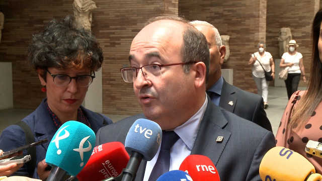 El ministro de Cultura y Deporte, Miquel Iceta, en declaraciones a los medios durante su visita al Museo Nacional de Arte Romano de Mérida