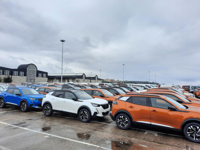 Coches fabricados en Stellantis Vigo listos para su exportación.