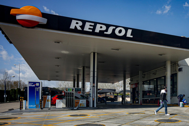 Archivo - Un joven protegido con mascarilla pasa al lado de una gasolinera de Repsol ubicada en Madrid abierta tras el anuncio realizado por la Comunidad de Madrid de que las estaciones de servicio se preparan para atender a transportistas de alimentos y