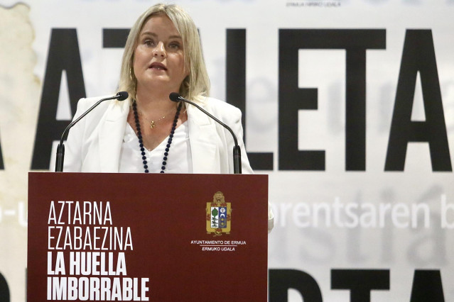 Mariamar Blanco, hermana de Miguel Ángel Blanco, interviene en la inauguración de la exposición ‘El terror a portada. 60 años del terrorismo en España a través de la prensa’, en el Izarra Centre de Ermua