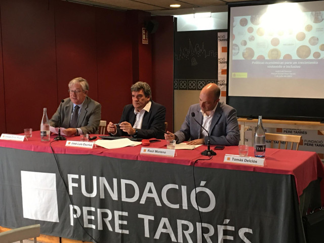 El ministro José Luis Escrivá (en el centro), en un almuerzo de la Fundació Pere Tarrés
