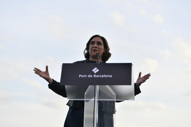 La alcaldesa de Barcelona, Ada Colau, interviene durante la presentación del buque de Open Arms, ‘Open Arms Uno’, en la Rambla de Mar del puerto de Barcelona, a 8 de junio de 2022, en Barcelona, Cataluña (España).