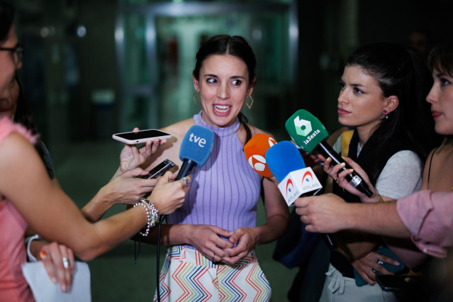 La ministra de Igualdad, Irene Montero, responde a los medios a su llegada a la mesa 'Derechos LGTBI+, del matrimonio a la ley Trans', en el Ministerio de Derechos Sociales y Agenda 2030, a 28 de junio de 2022, en Madrid (España).