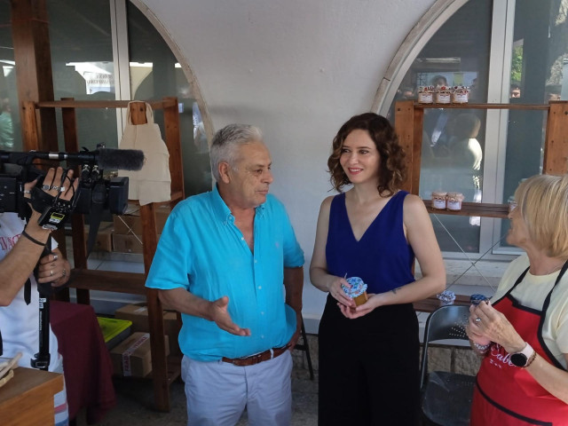 Ayuso garantiza becas a las familias más necesitadas pero también a las de renta media porque 