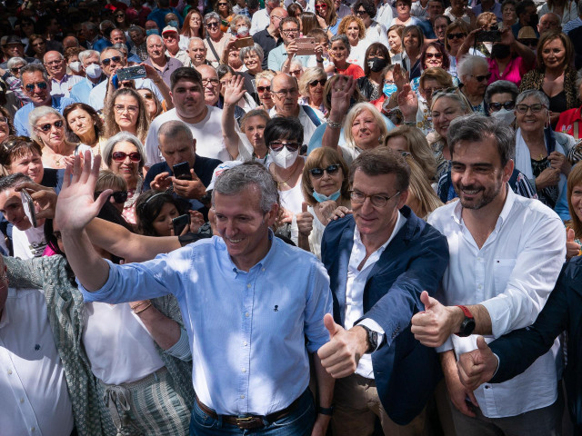 (I-D) El presidente de la Xunta de Galicia, Alfonso Rueda Valenzuela; el presidente del Partido Popular (PP), Alberto Núñez Feijóo, y el vicepresidente segundo de la Xunta de Galicia, Diego Calvo, saludan a los simpatizantes durante la IV Romería Popular,