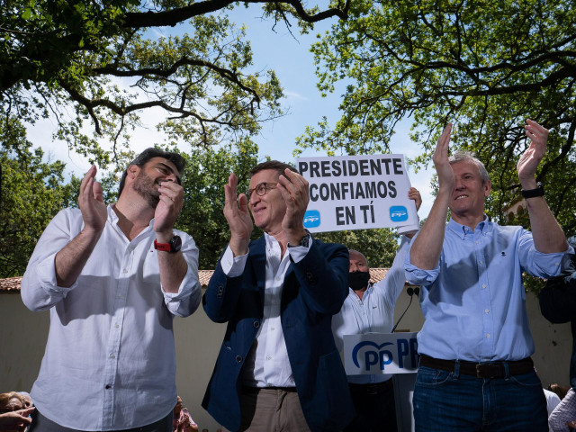 El vicepresidente segundo de la Xunta de Galicia, Diego Calvo; el presidente del Partido Popular (PP), Alberto Núñez Feijóo, y el presidente de la Xunta, Alfonso Rueda Valenzuela, durante la IV Romería Popular, a 2 de julio de 2022, en O Pino, A Coruña, G