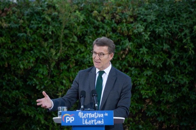 El presidente del PP, Alberto Núñez Feijóo, interviene durante la escuela de verano del PP de Cerdanyola del Vallès, a 1 de julio de 2022, en Cerdanyola del Vallès, Barcelona, Cataluña (España).