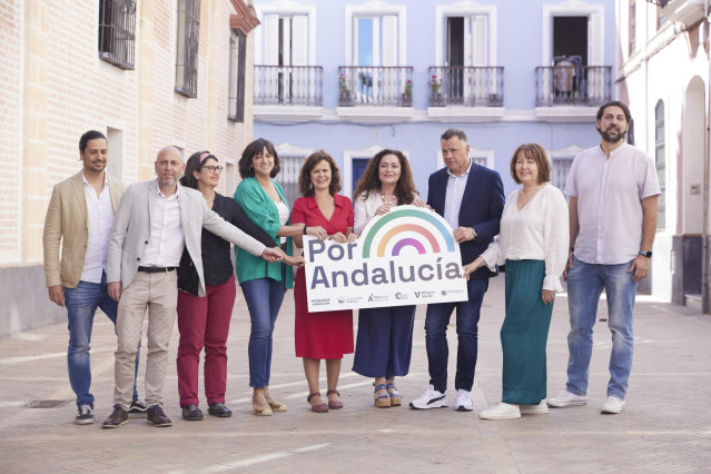 Archivo - La candidata del grupo, Inmaculada Nieto, (4d), posa con el logo durante la presentación de la coalición Por Andalucía, con la candidata a la presidencia de la Junta de Andalucía en la Carbonería, a 11 de mayo de 2022 en Sevilla (Andalucía, Espa