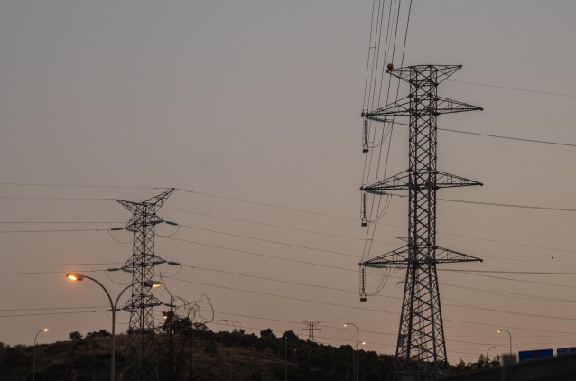 Archivo - Torres de tensión el día en el que el precio de la luz alcanza un máximo histórico, a 20 de julio de 2021, en Rivas-Vaciamadrid, Madrid (España). El precio medio de la luz en el mercado mayorista ha tocado hoy un nuevo máximo histórico, superand