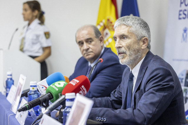 El ministro del Interior, Fernando Grande-Marlaska, y el director de la Policía, Francisco Pardo, en un curso de la Complutense en El Escorial