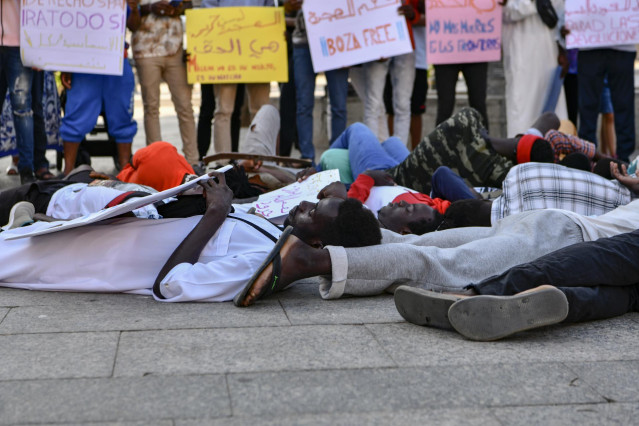 Varias personas durante una manifestación en Ceuta por los sucesos ocurridos a decenas de migrantes en Melilla el pasado 24 de junio, a 1 de julio de 2022, en Ceuta (España).