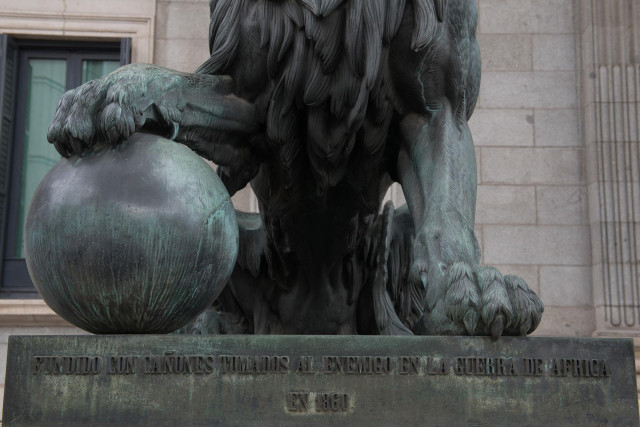 Archivo - Detalle de una estatua de un león en la entrada del Congreso