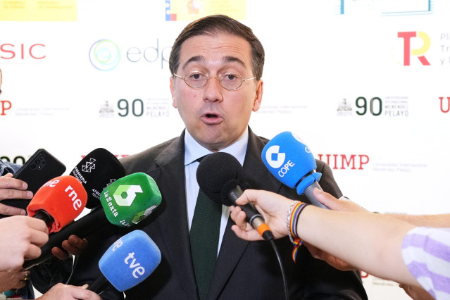 El ministro de Asuntos Exteriores, José Manuel Albares, ofrece declaraciones a los medios a su llegada a la Universidad Internacional Menéndez Pelayo.