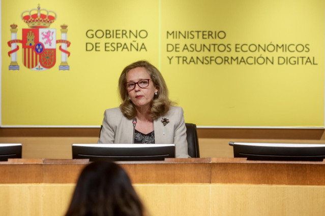 La vicepresidenta primera y ministra de Asuntos Económicos, Nadia Calviño, comparece después de su reunión con el Consejo Asesor de Economía, en la sede del Ministerio, a 4 de julio de 2022, en Madrid (España). El objetivo de la reunión es analizar unos d