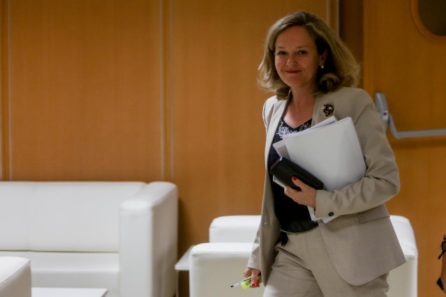 La vicepresidenta primera y ministra de Asuntos Económicos, Nadia Calviño, a su llegada a una rueda de prensa tras su reunión con el Consejo Asesor de Economía, en la sede del Ministerio, a 4 de julio de 2022, en Madrid (España). El objetivo de la reunión