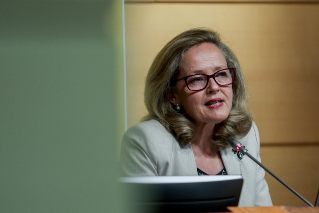La vicepresidenta primera y ministra de Asuntos Económicos, Nadia Calviño, comparece después de su reunión con el Consejo Asesor de Economía, en la sede del Ministerio, a 4 de julio de 2022, en Madrid (España). El objetivo de la reunión es analizar unos d