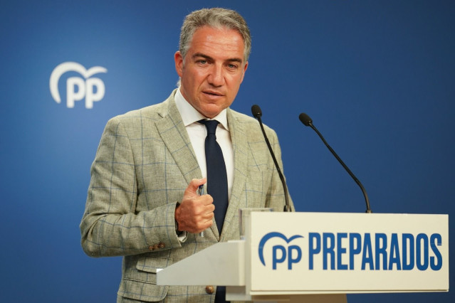 El coordinador general del PP, Elías Bendodo, en una rueda de prensa tras la reunión del comité de dirección del partido.