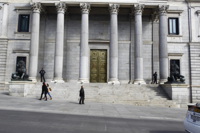 Archivo - Puerta principal del Congreso de los Diputados con los leones