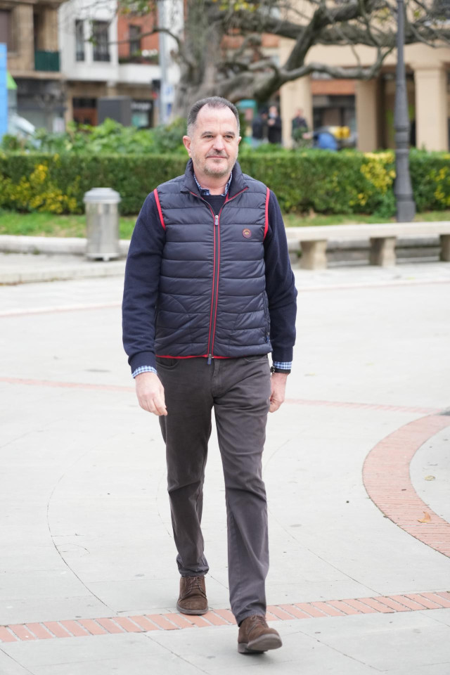 Archivo - El presidente del PP vasco, Carlos Iturgaiz, a su llegada para ofrecer declaraciones a los medios sobre el discurso del rey, en el Puente Colgante de las Arenas de Getxo,  a 25 de diciembre de 2021, en Getxo, Vizcaya (País Vasco).