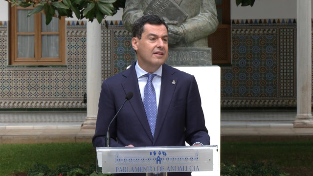 El presidente de la Junta de Andalucía en funciones, Juanma Moreno, en el acto por el 137 aniversario de Blas Infante, en el Parlamento andaluz.